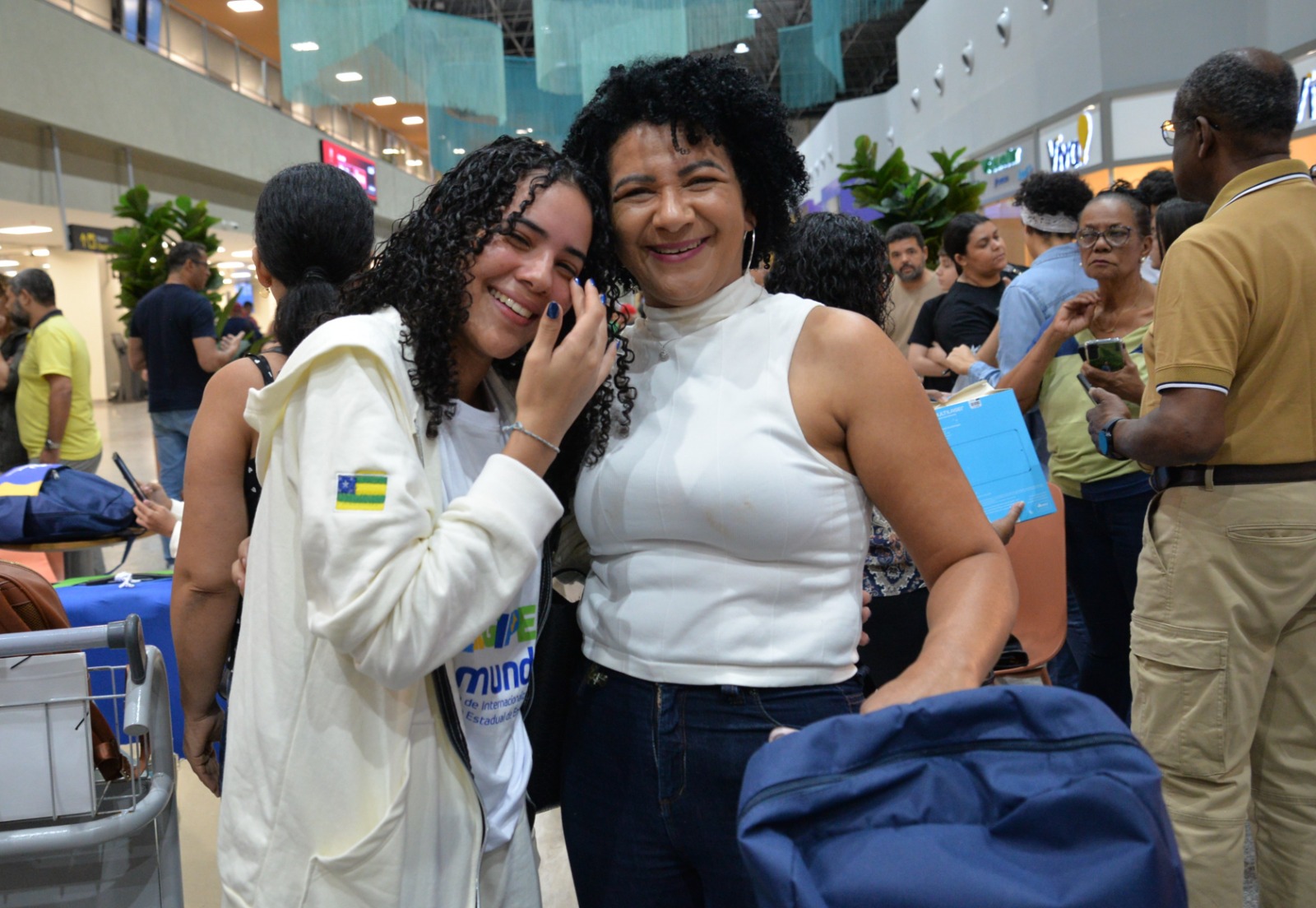 Mãe Patrícia dos Santos e Laisa Gabrielle não esconderam as lágrimas