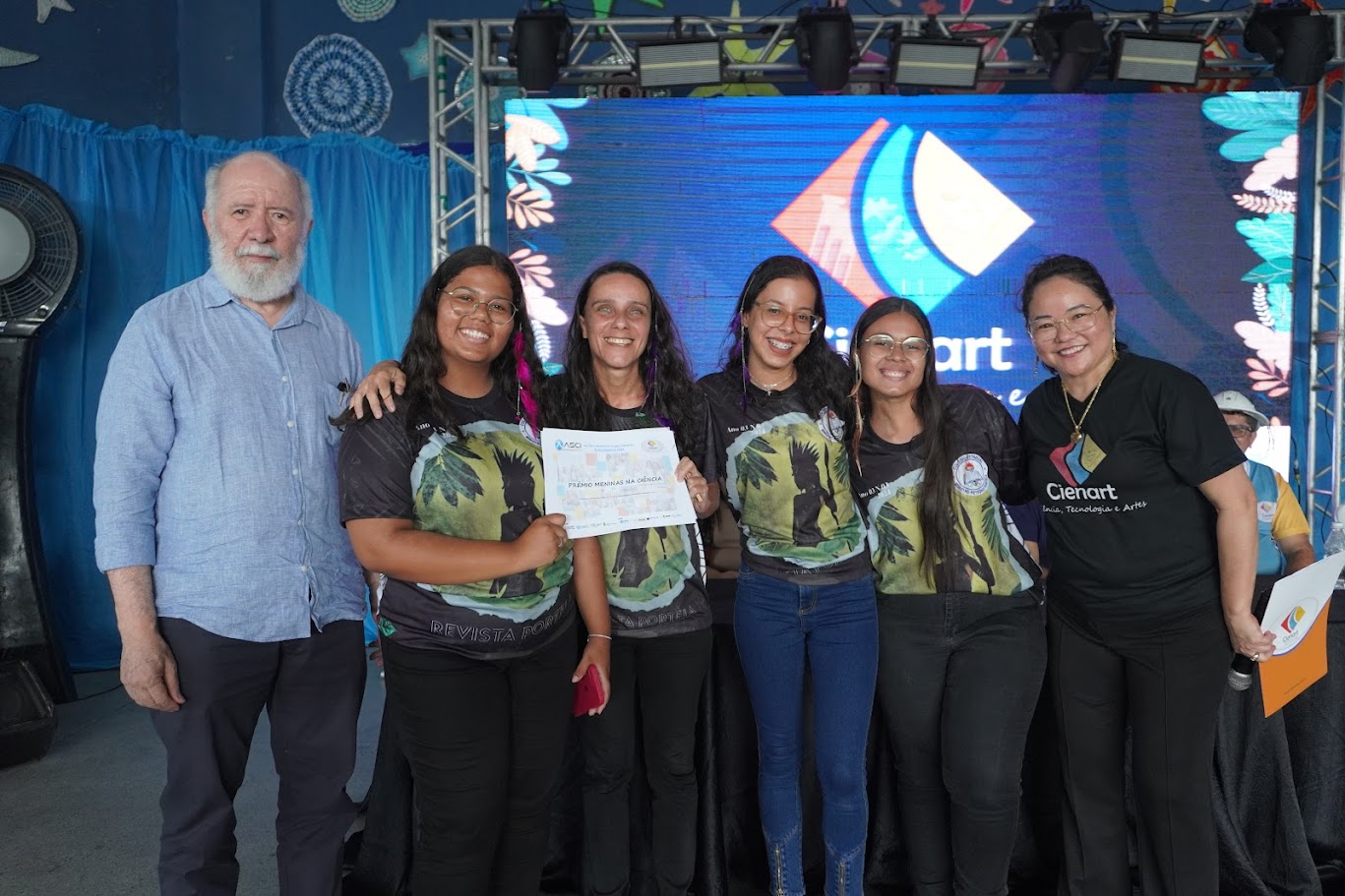 Alunas do Centro de Excelência Petrônio Portela recebem o prêmio da Associação Sergipana de Ciência (ASCi) na categoria 'Meninas na Ciência'