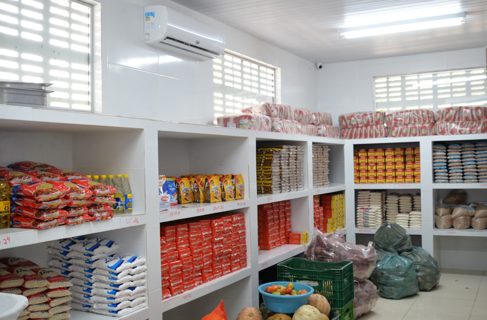 Ambientes internos como as dispensas onde são guardadas os alimentos para as refeições, proporcionando para toda a comunidade escolar um ambiente fresco. foto Maria Odília