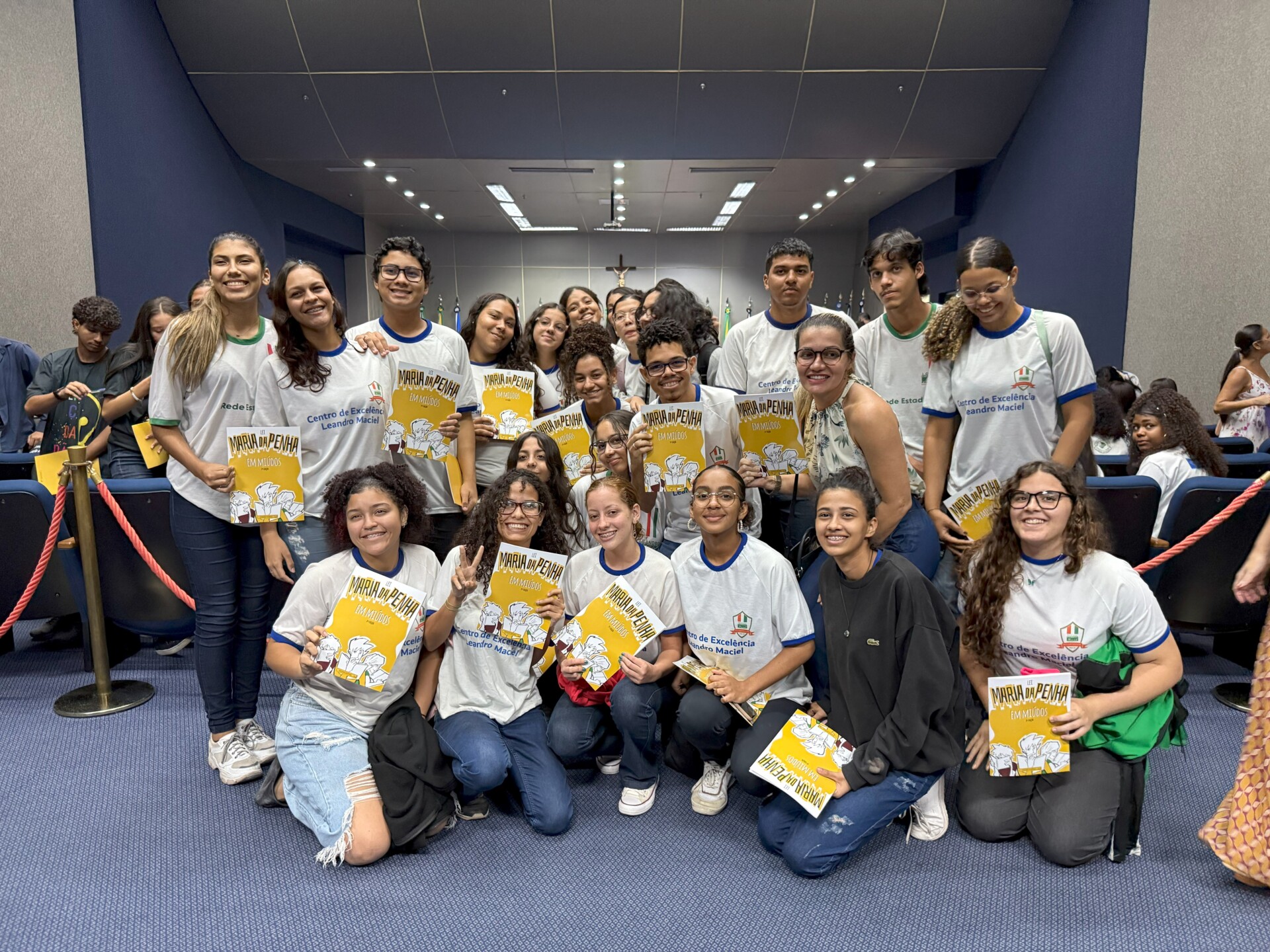 Os estudantes presentes receberam uma edição da coleção 'Em Miúdos'