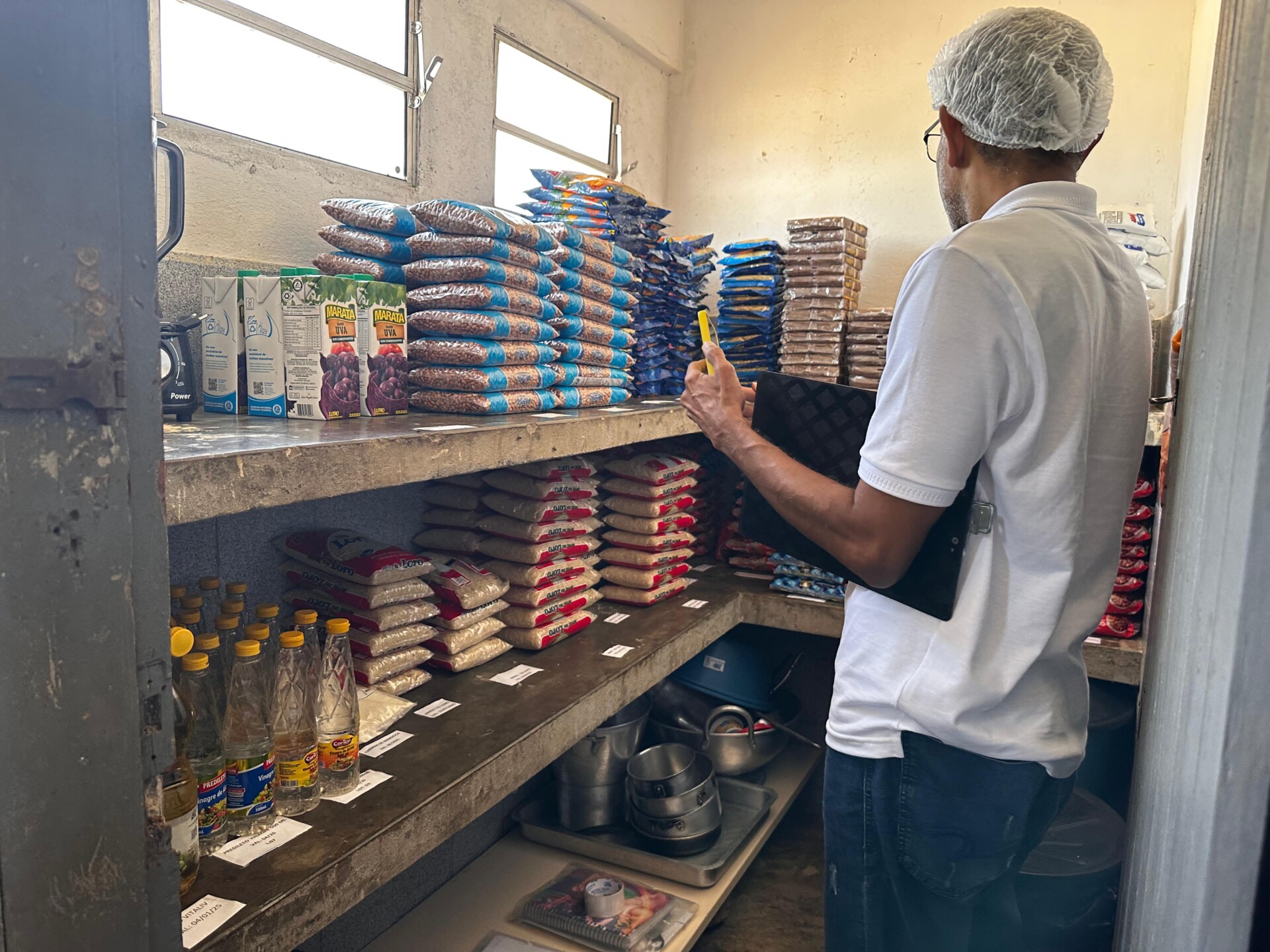 As ações também buscam identificar boas práticas e propor melhorias nos processos de aquisição, armazenamento e distribuição dos alimentos