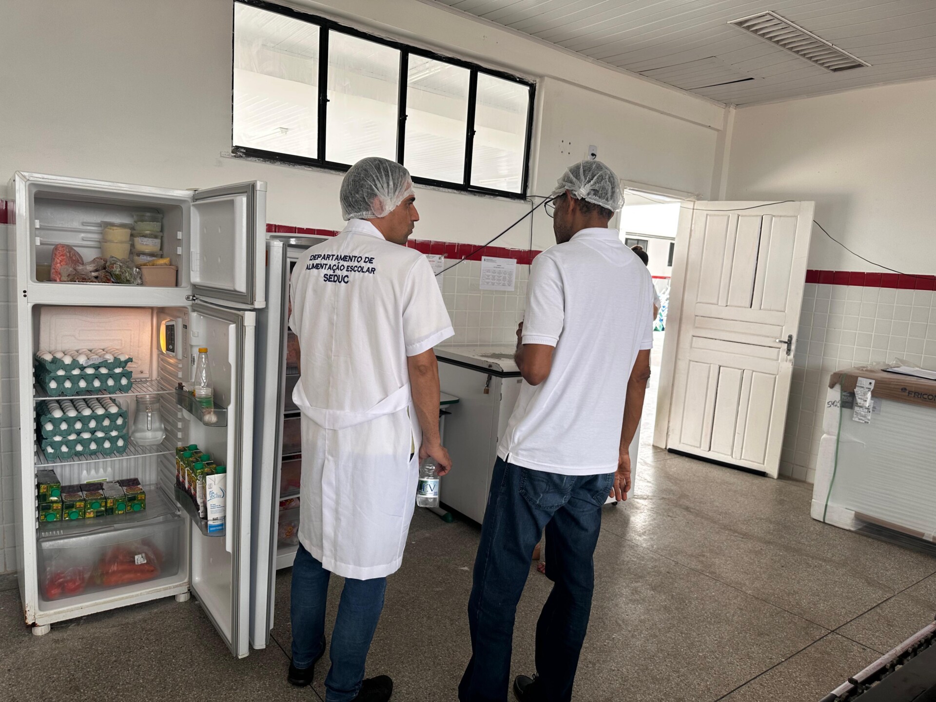 Durante as visitas, são desenvolvidas atividades como análise das condições de armazenamento e preparo dos alimentos