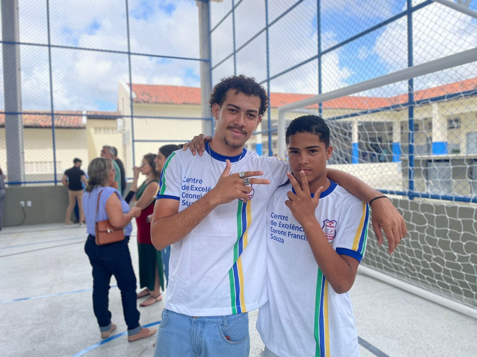 Alunos comemoram a nova quadra, proporcionando para eles um novo espaço para prática de esporte