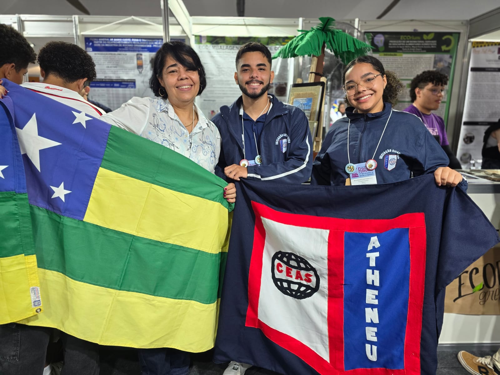Professora Darcylaaine com os alunos do projeto de ecoembalagens de fibra de coco