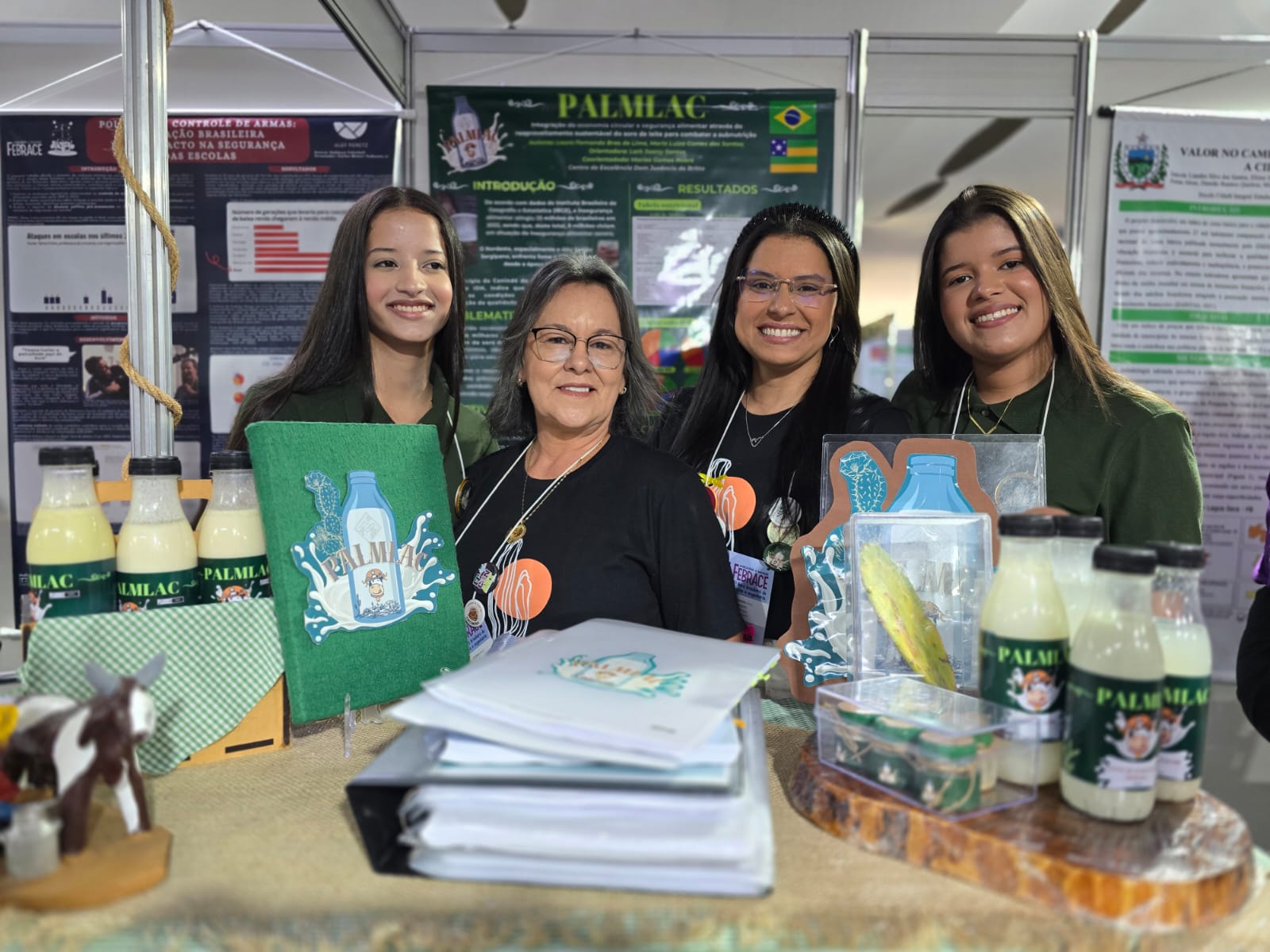 Professoras Lark Soany e Marisa Gomes, com as alunas Laura Fernanda e Maria Luiza