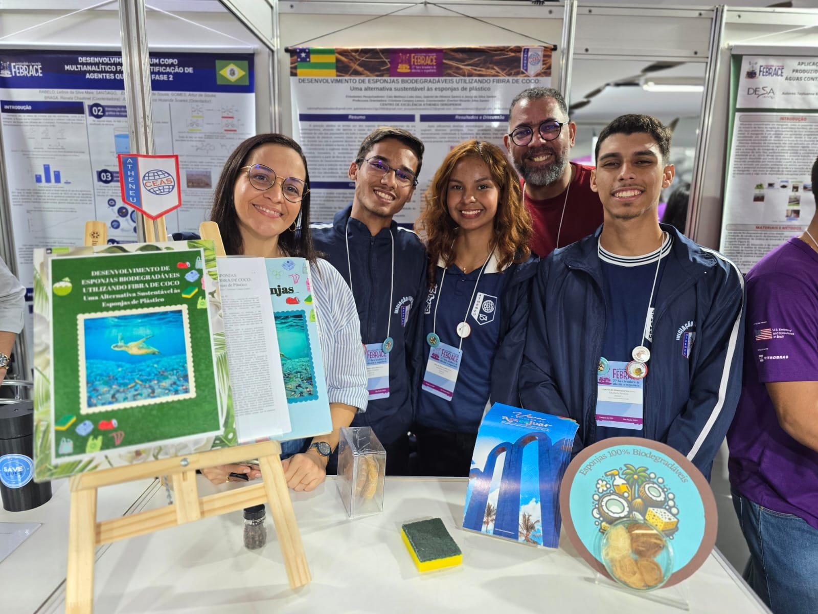 Professores Cristiane e Everton Ricardo com os alunos do projeto de esponjas sustentáveis