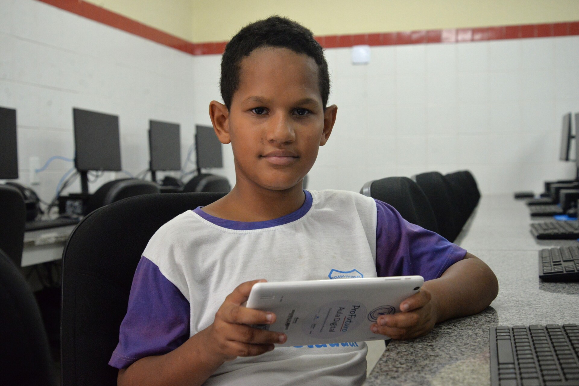 Isaque é aluno do Colégio Estadual José Augusto Ferraz e gosta das atividades de matemática disponíveis nos tablets