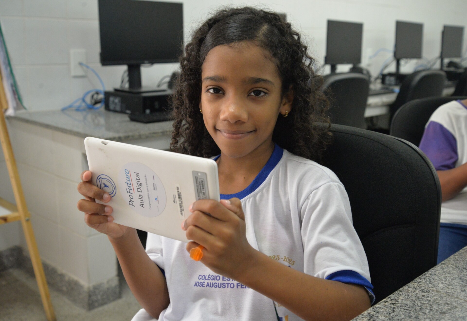 Maria Cecília é aluna do Colégio Estadual José Augusto Ferraz e utiliza os recursos ofertados pela maleta digital