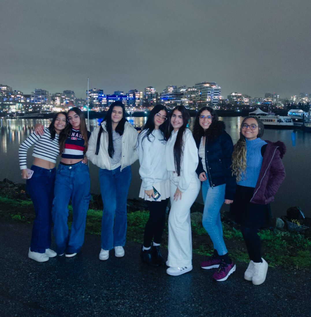 Ana Luísa e Maria Júlia no grupo de colegas de intercâmbio