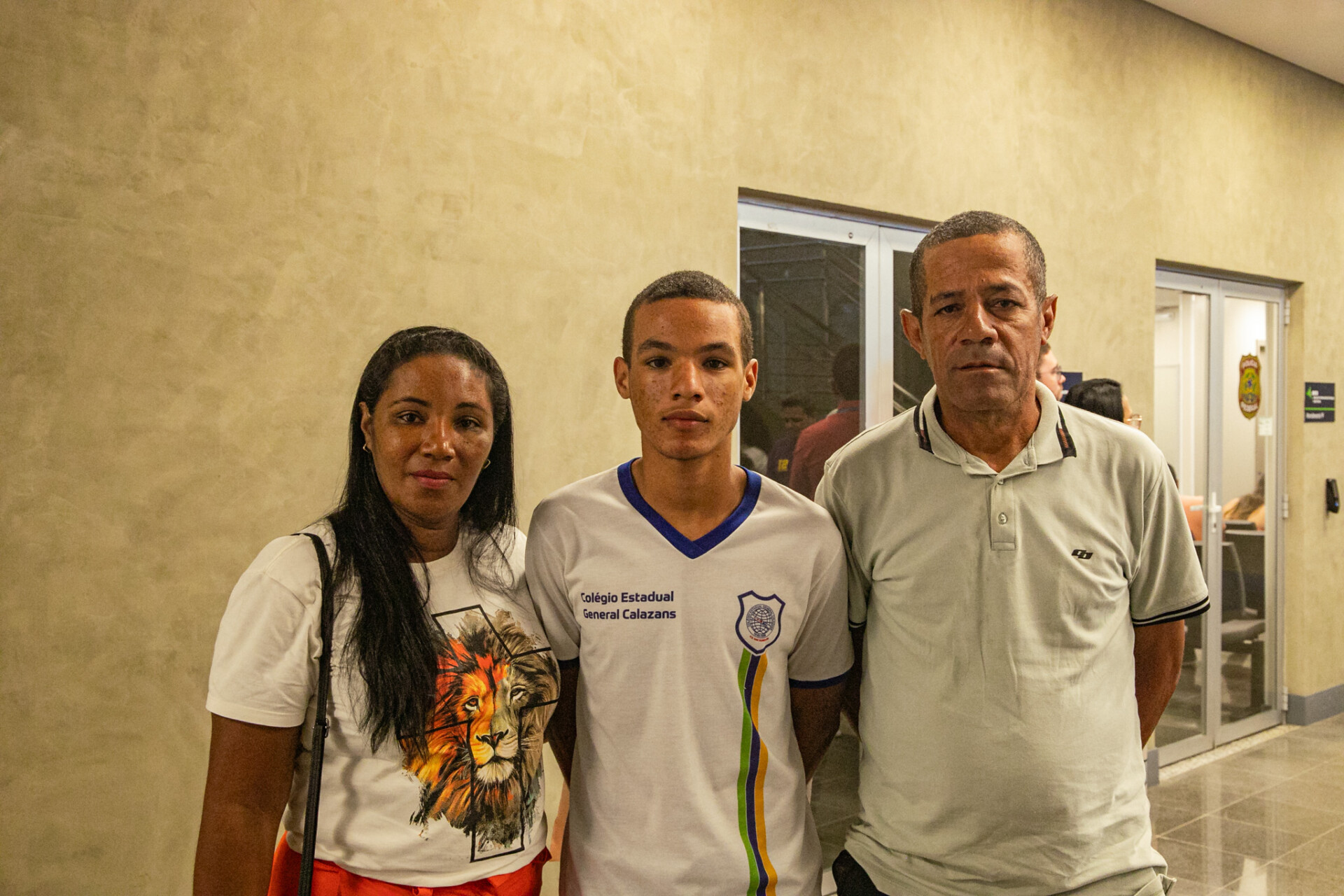 Aluno José Emanuel Trindade, do Colégio Estadual General Calazans, com os pais