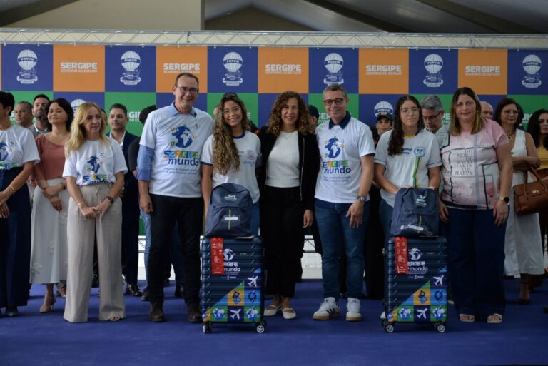 Governo entrega kits de viagens aos estudantes do ‘Sergipe no Mundo’