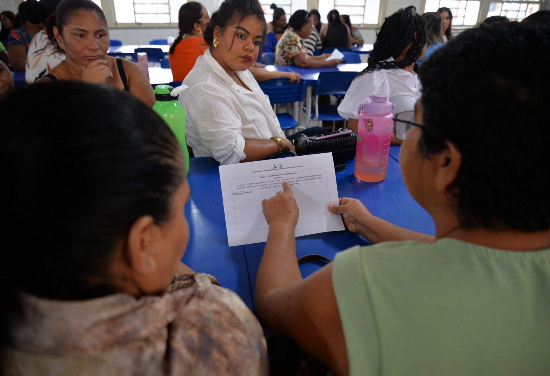 Os participantes realizaram uma discussão de estudos de caso sobre acidentes na cozinha