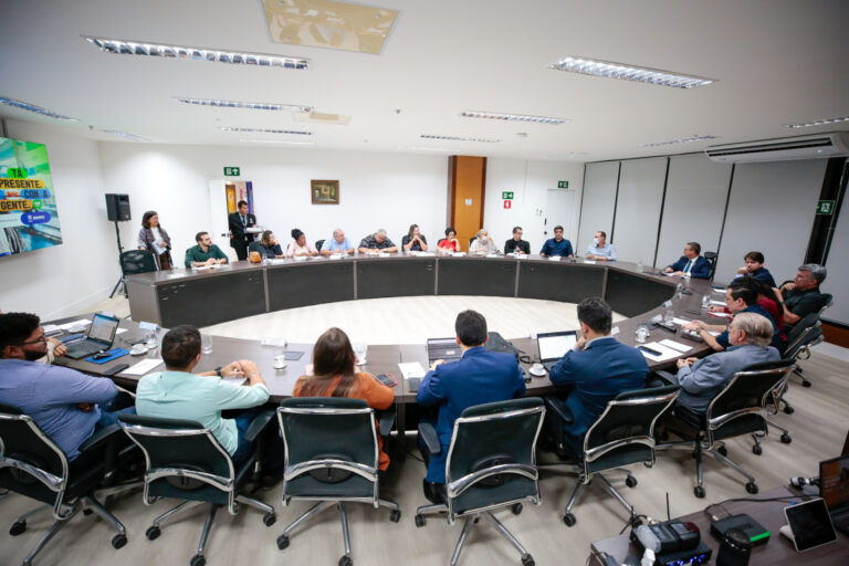 Governo do Estado e professores debatem pautas que beneficiam a categoria