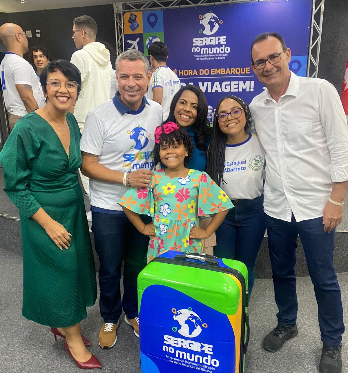 Ana Luísa no dia em que recebeu o kit do Sergipe no Mundo, ao lado da família, do governador Fábio e do vice Zezinho Sobral