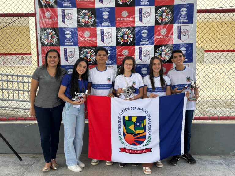 Alunos junto com a coordenadora do projeto, Andréa de Souza Gonçalves Ameno