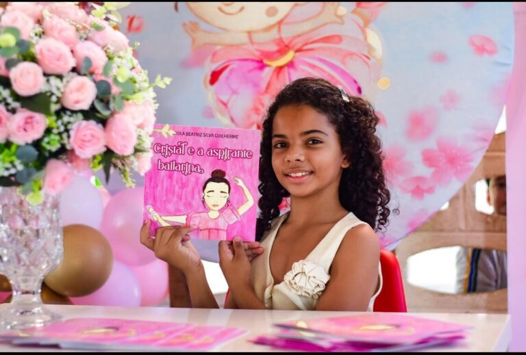 Estudante da rede pública estadual de ensino apresenta livro na Feira Literária Gloriense