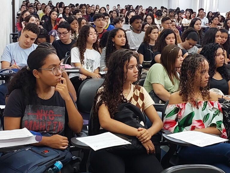 Aulão do Pré-Uni foca na redação do Enem com tema sobre agronegócio e biodiversidade
