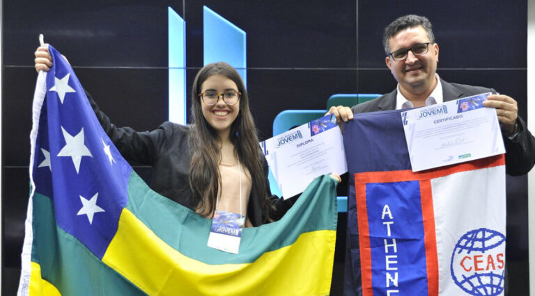 Ex-estudante Giulia Pardo é autora do projeto, escrito sob a orientação do professor de Filosofia Denlíson melo