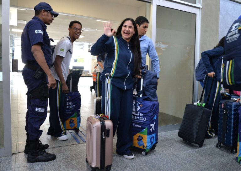 Intercambistas da primeira turma do Sergipe no Mundo desembarcam em Aracaju