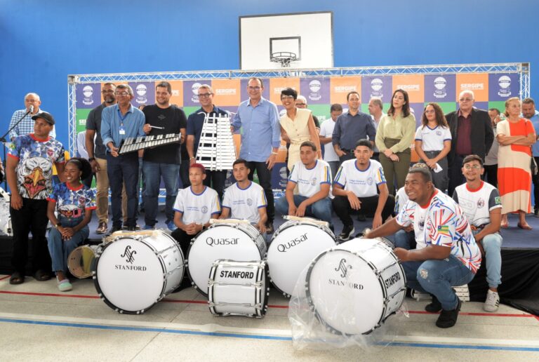 Governo do Estado realiza entrega de instrumentos musicais para banda marcial em Aracaju