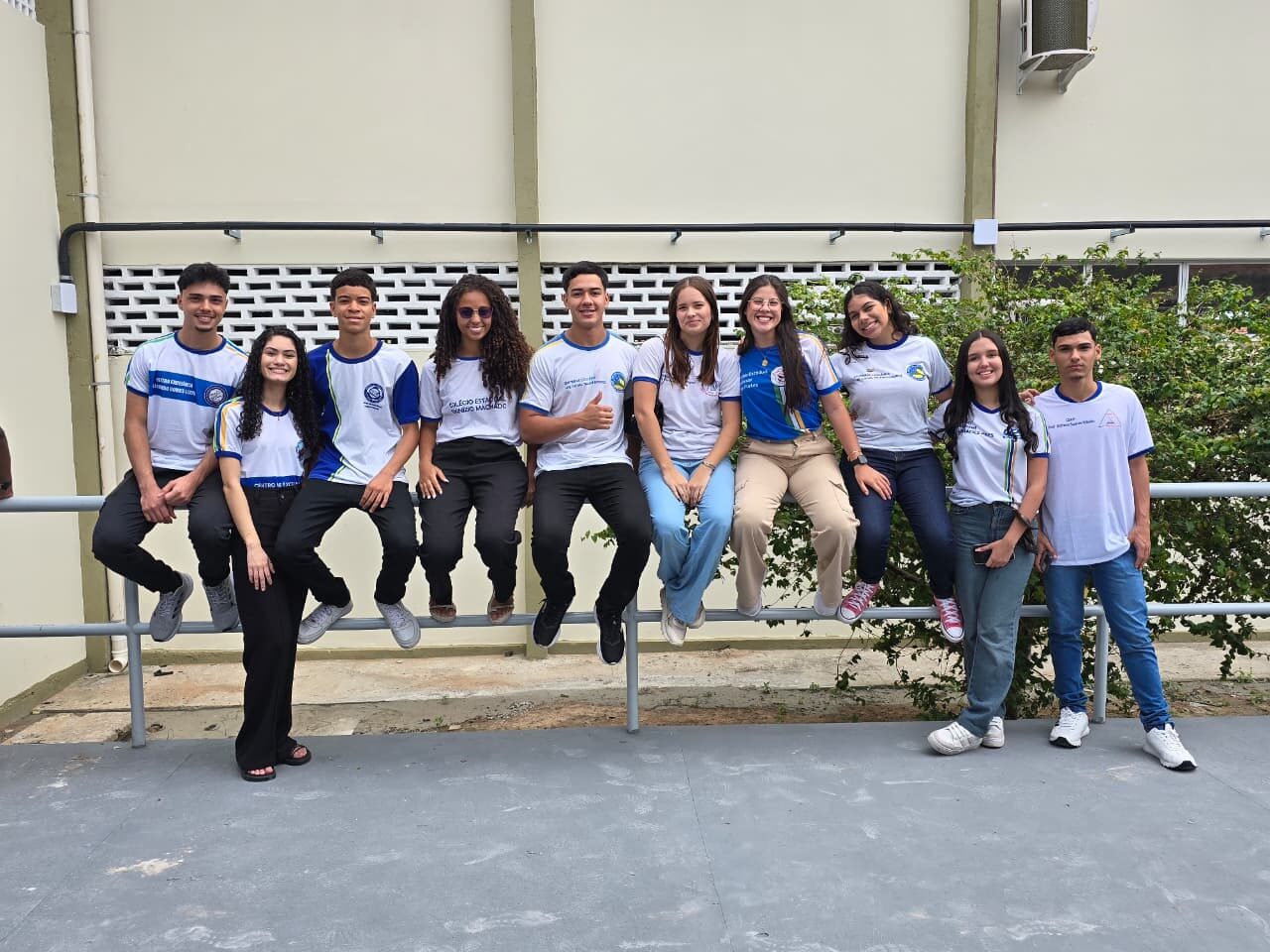 O grupo dos dez alunos que embarcam para San Diego, na Califórnia