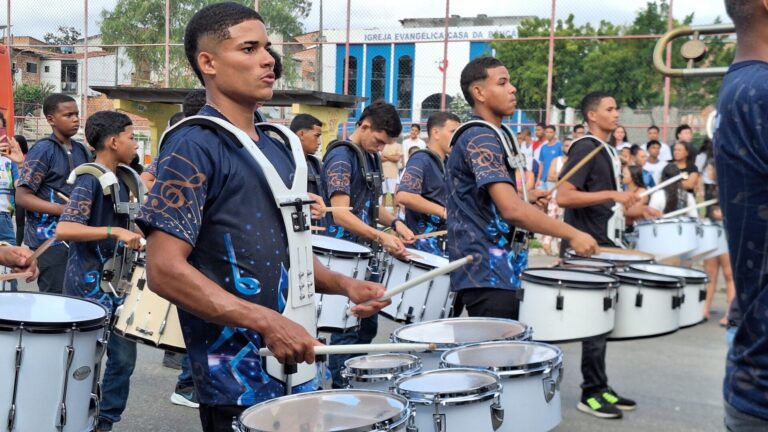 Ensaio geral das bandas escolares encanta comunidade do bairro Santos Dumont