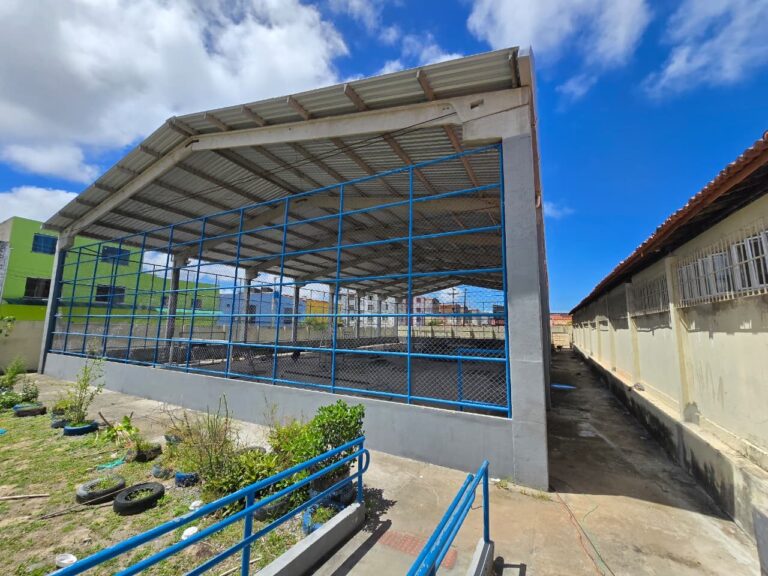 Construção das quadras de esportes dos colégios estaduais Professor José Barreto Fontes e Professora Júlia Teles continua em ritmo acelerado