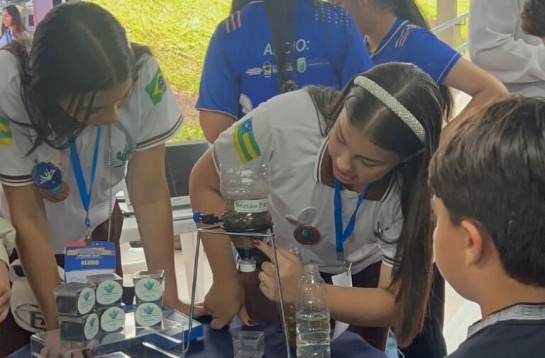 Projetos científicos de estudantes da rede pública estadual se destacam em competição de experimentos químicos