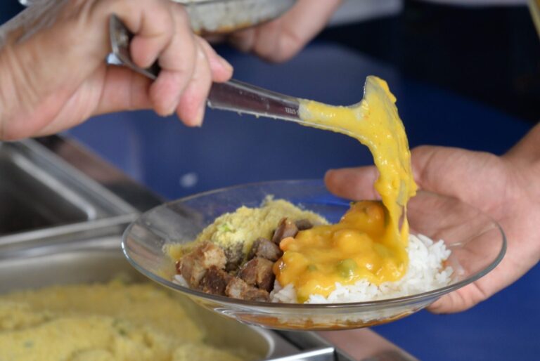 Programa Filé de Camarão na Alimentação Escolar fortalece cardápio diversificado na rede pública estadual de ensino