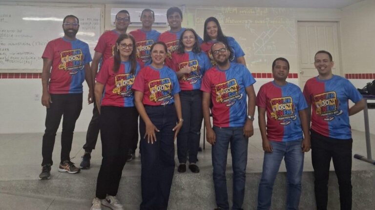 Professores e equipes diretivas do Centro de Excelência Secretário de Estado Francisco Rosa Santos com o projeto 'Spoiler do Enem'