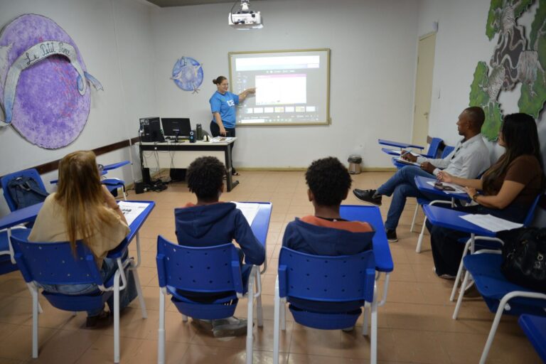 Governo do Estado abre inscrições para curso de francês
