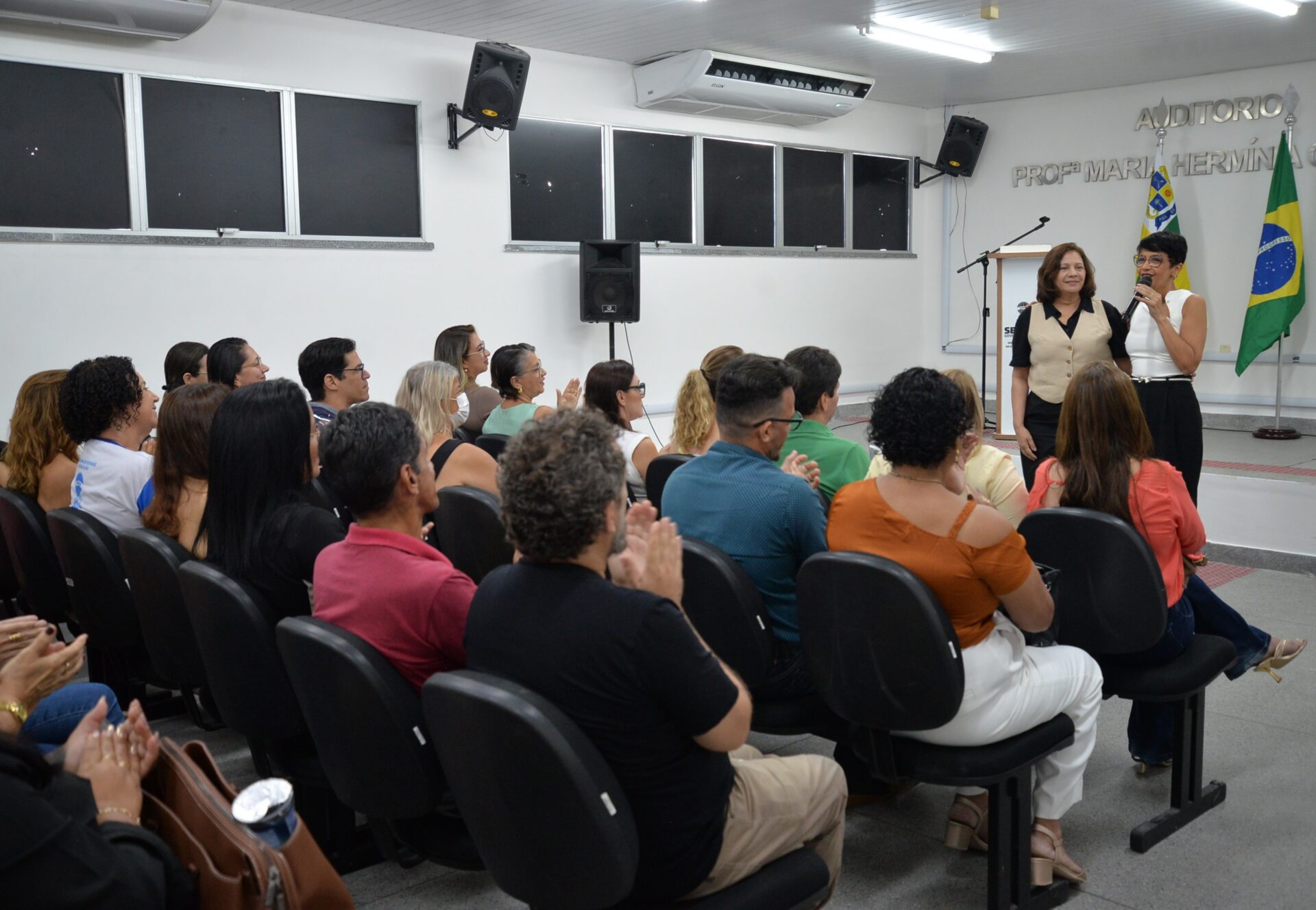 Maria Luiza Omena e a secretária Gilvânia Guimarães