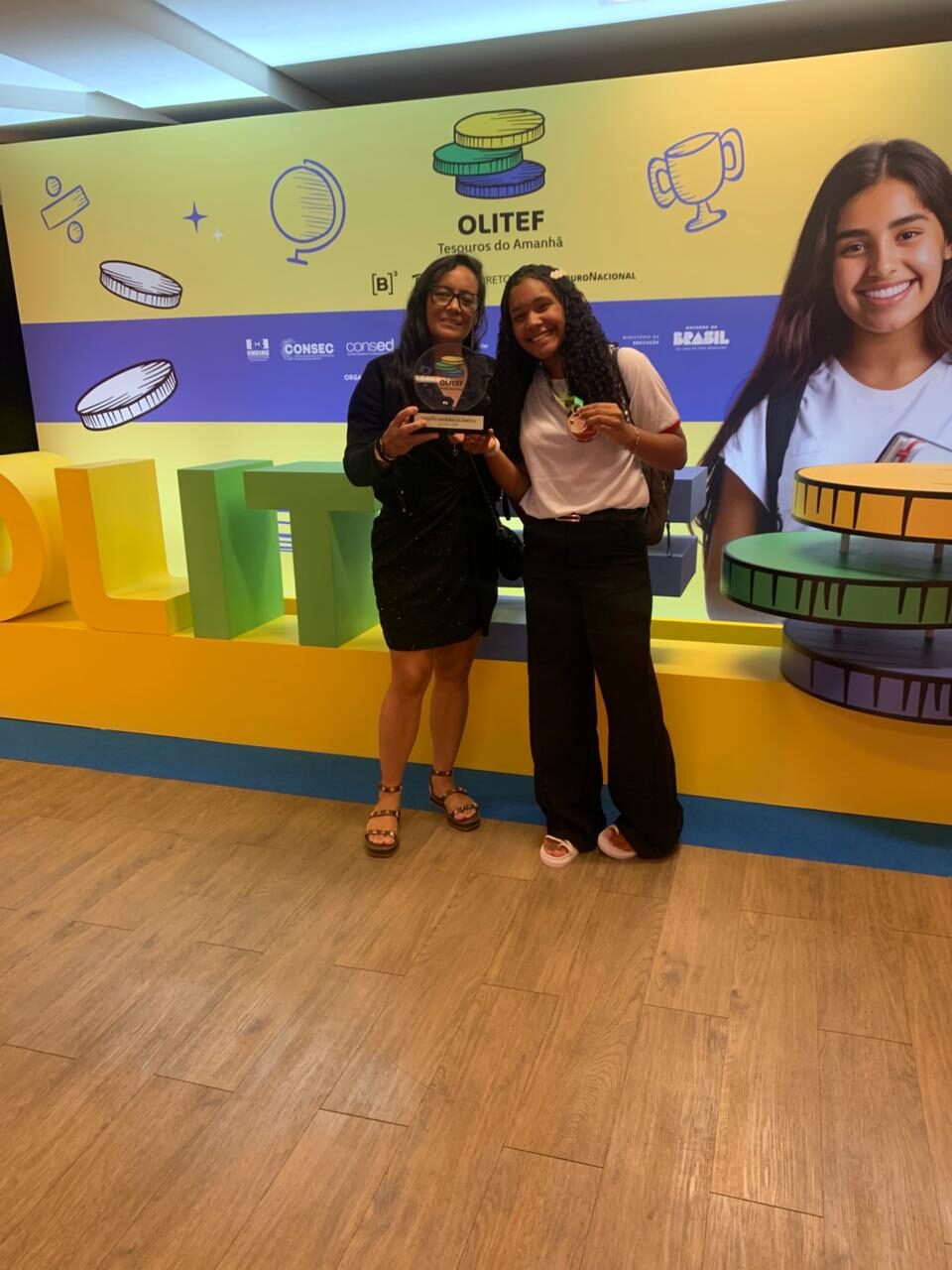 Aluna medalhista Luana Lopes, com a professora de matemática premiada, Maria Imperatriz, na cerimônia de premiação