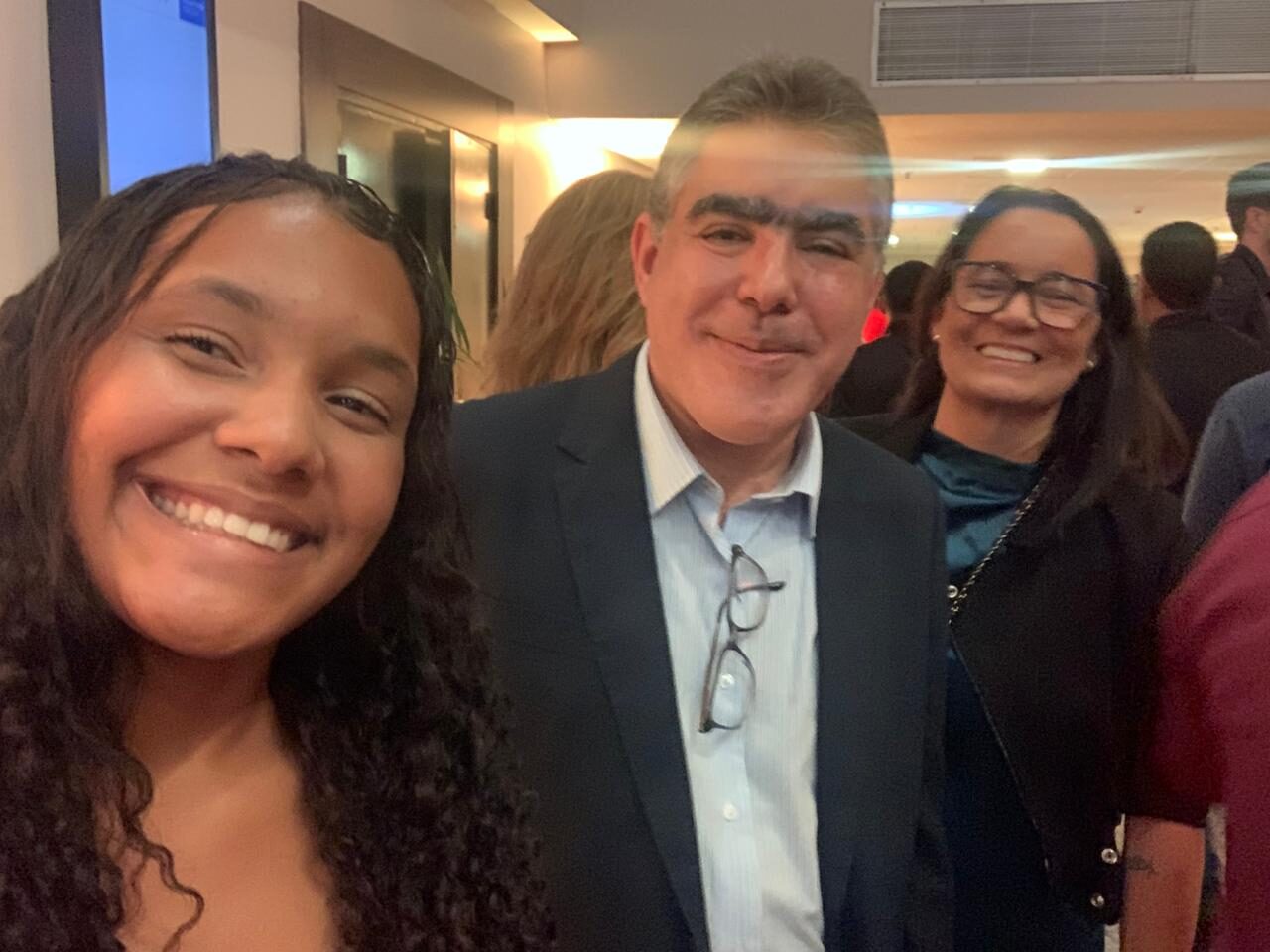 Aluna medalhista e professora premiada do 'Arquibaldo Mendonça' ao lado do chefe do Tesouro Nacional,