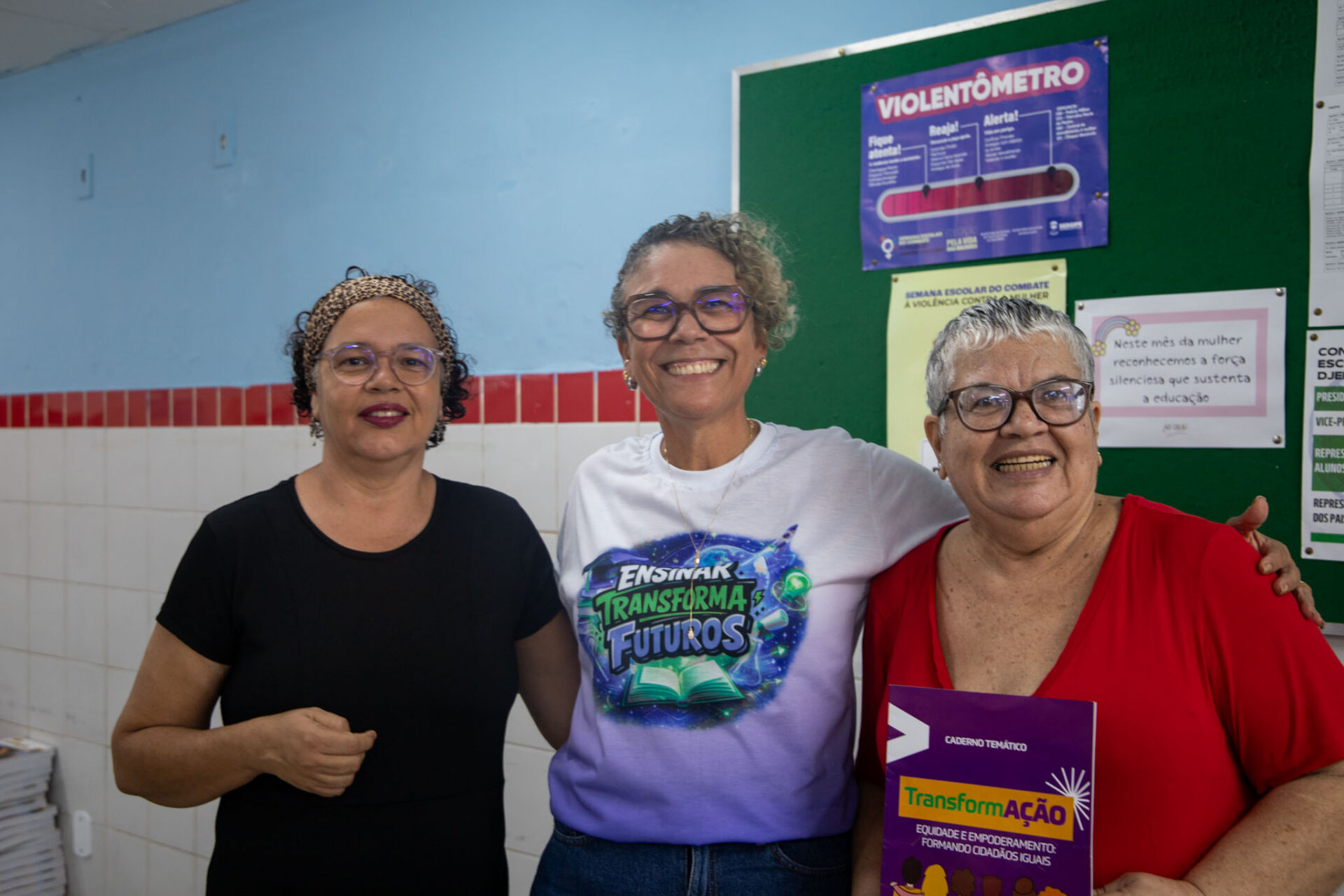 Avó de aluno e jornalista, Delmanira Brito (de vermelho) e mãe de aluno, Adriana Assis Silva