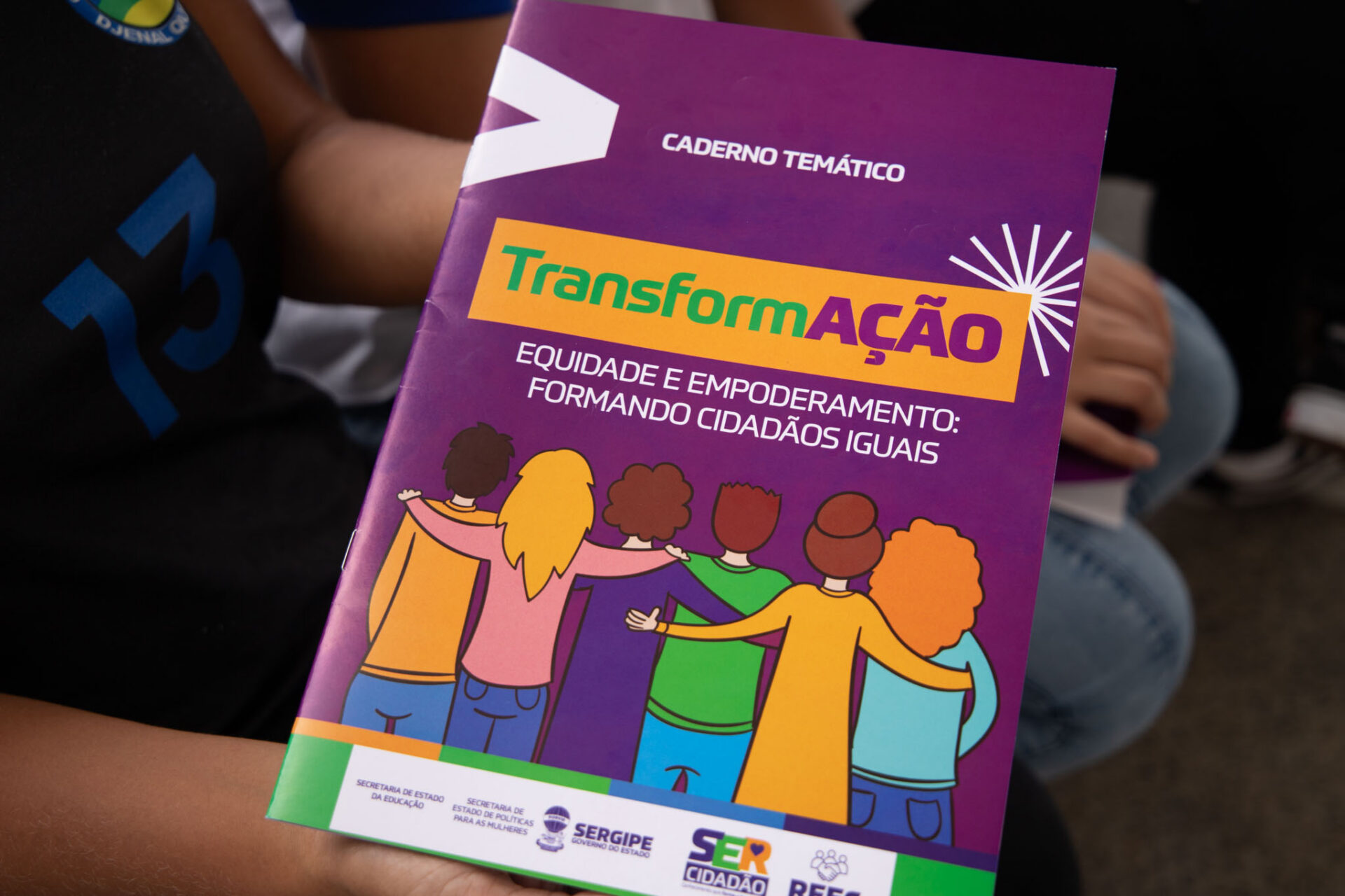 Cadernos temáticos foram distribuídos para os estudantes durante as palestras