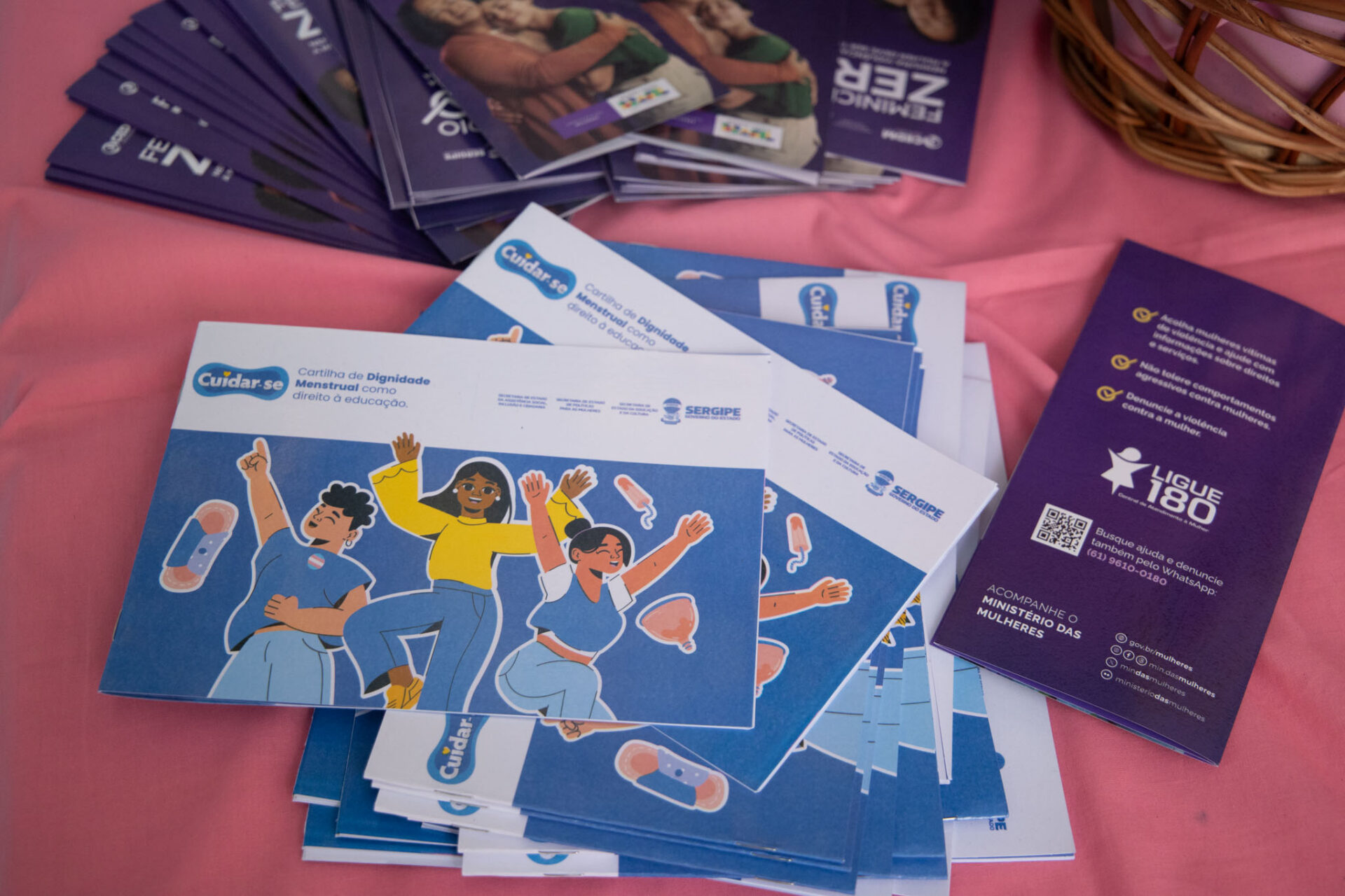 Cartilhas do Programa Cuidar-se e dos canais de atendimento à mulher também foram distribuídas