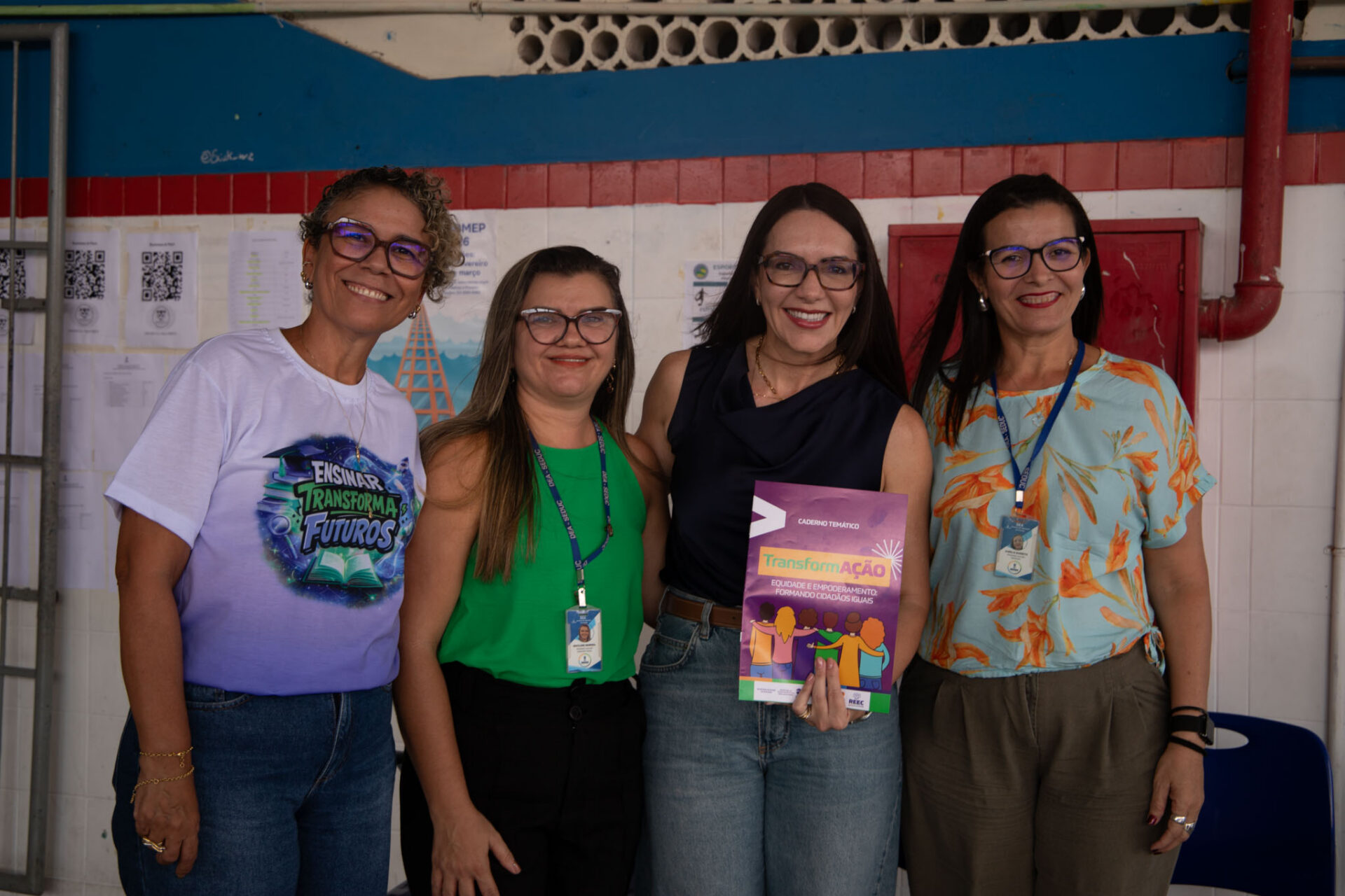 Diretora ao lado das palestrantes delegada Danielle Garcia e da psicóloga do Acolher, Aurelia Barreto