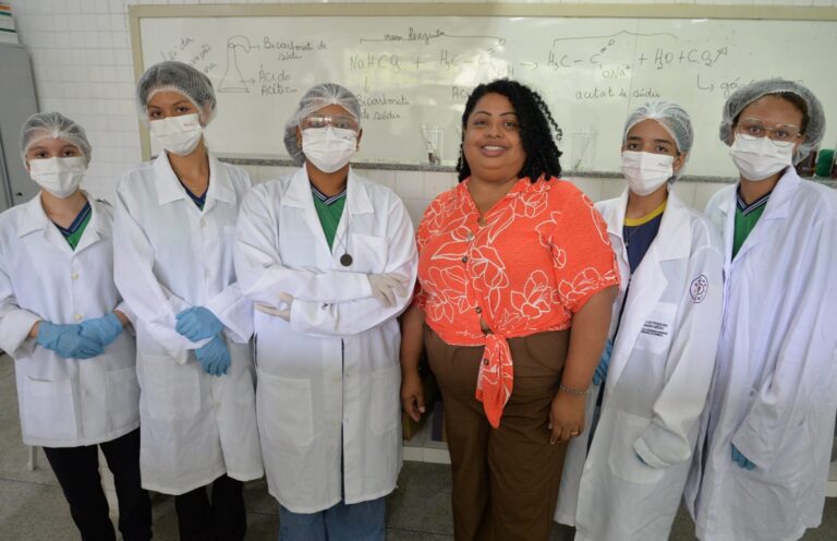 Professora Patrícia e suas jovens cientistas_foto Maria Odília