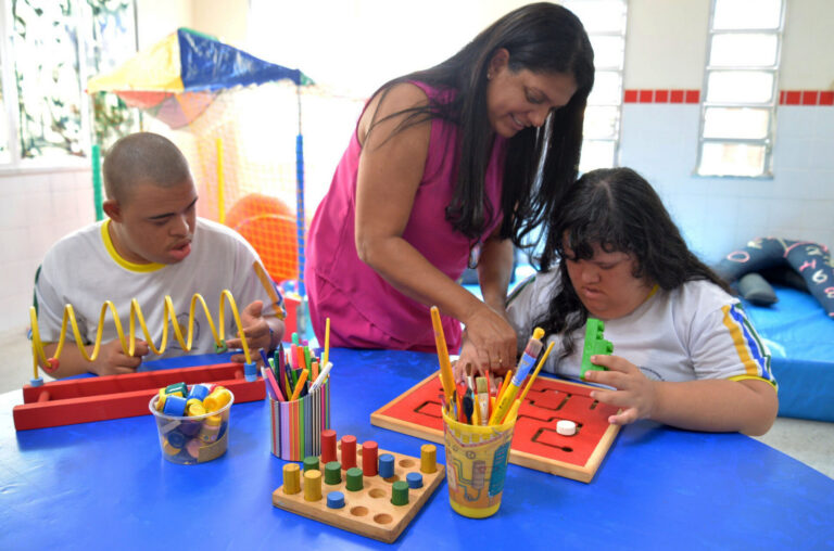 Rede pública estadual de educação assegura inclusão e atendimento especializado a estudantes com Síndrome de Down