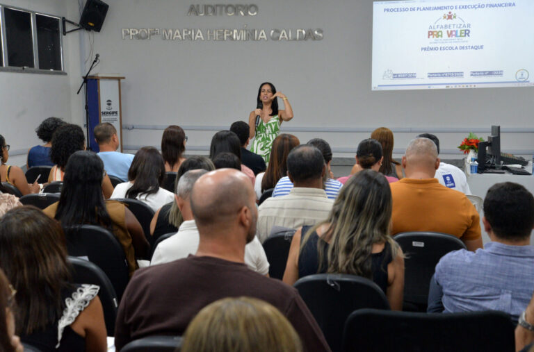 I Encontro Formativo do 4º Prêmio Escola Destaque orienta escolas sobre uso de recursos e planos de melhoria da alfabetização