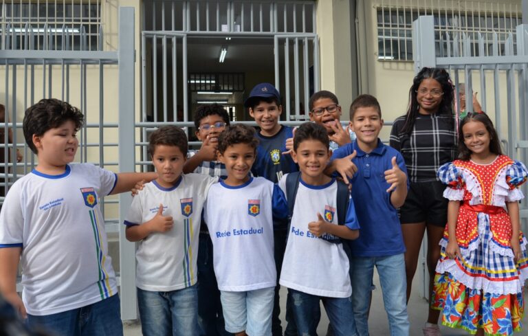 Alunos comemoraram a nova escola estadual São Cristóvão