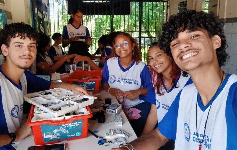 Clube de Robótica do Colégio Estadual Frei Inocêncio incentiva o protagonismo juvenil e o trabalho em equipe