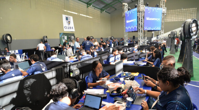 Maratona de programação da rede pública estadual de ensino completa 24h reunindo criatividade e concentração