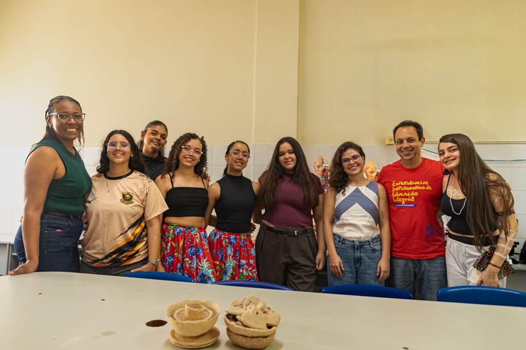 A diretora Dayse Nascimento acompanha a visita