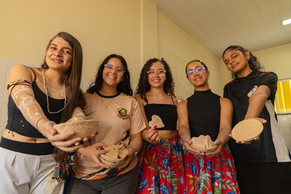 Alunas e integrantes do Projeto que tranforma casca de caranguejo em biocerâmica