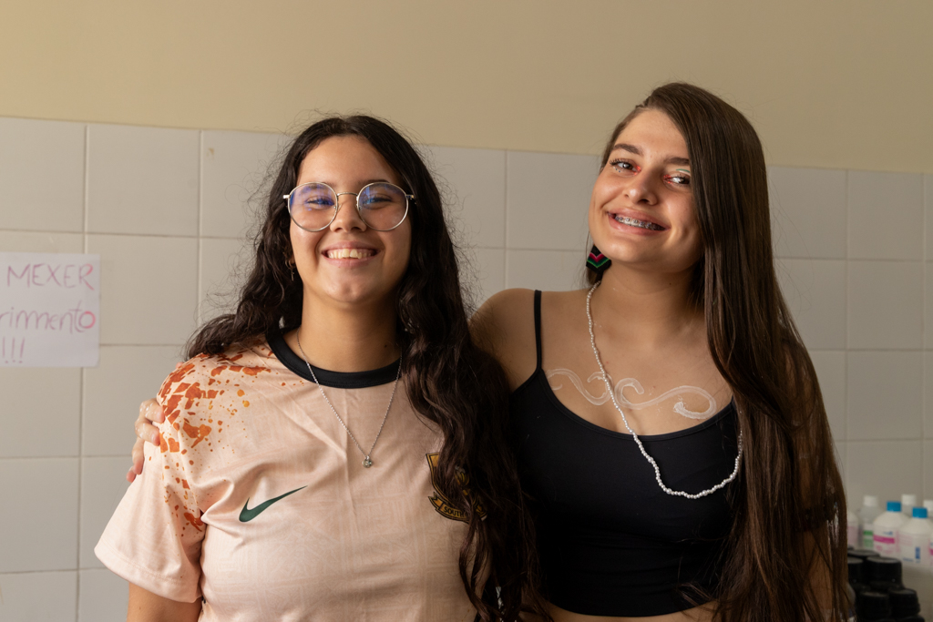 As jovens pesquisadoras Maria Corline e Viviane Chantel passam as experiências para as alunas que integram o projeto