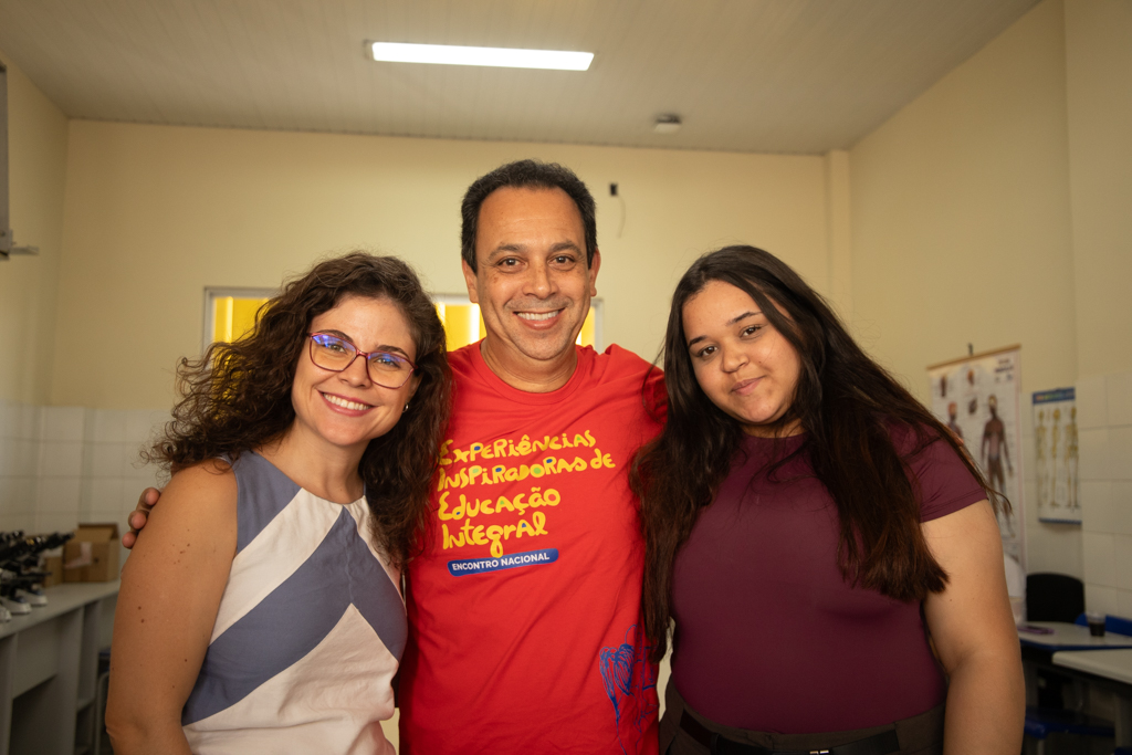 Pesquisadores para o Caderno de Narrativas, Luciana Bizzotto, Célio da Silveira e a aluna Talita Vaz