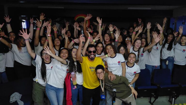 Professor da rede pública estadual grava EP “Enem em Alto Volume” utilizando música e arte para lecionar