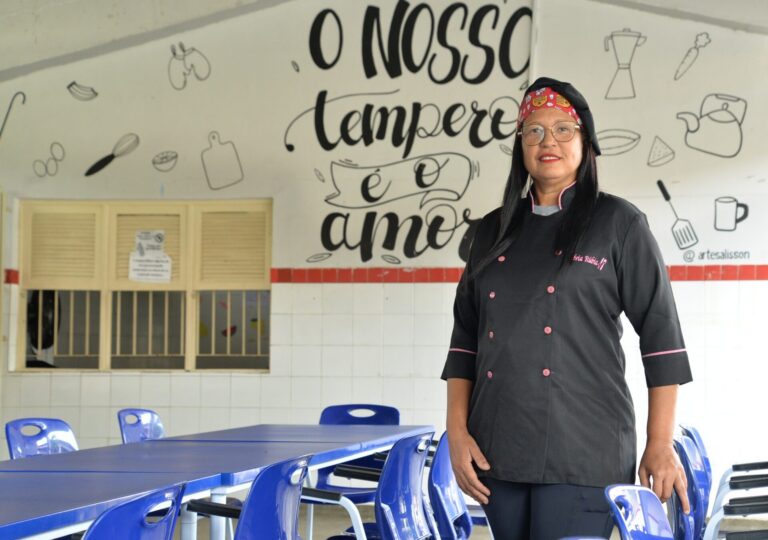 Silvia Rubia da Silva Xavier, merendeira do Colégio Estadual Professora Maria Hermínia Caldas, em Nossa Senhora do Socorro